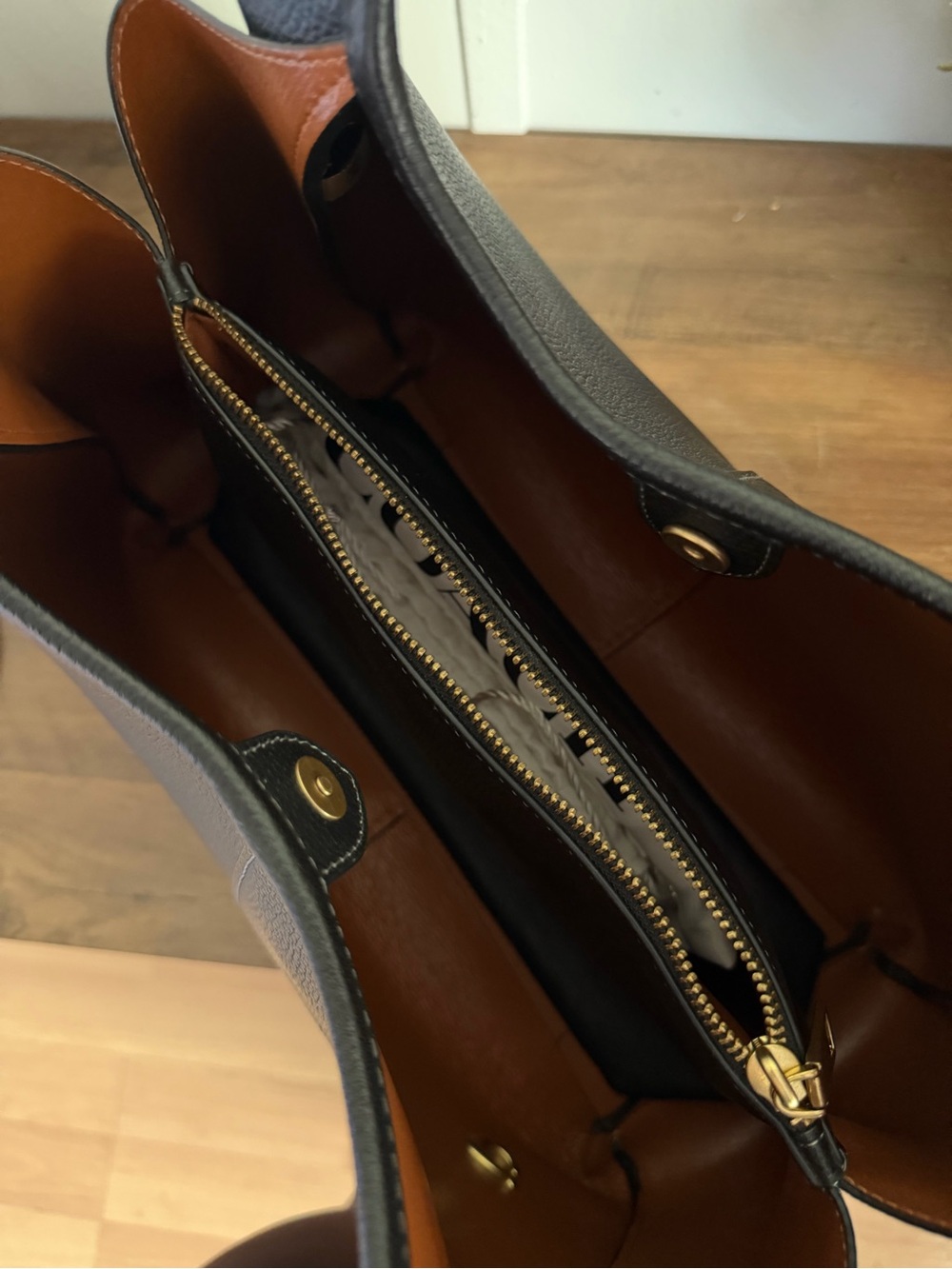 COACH Large Lana in Black/Gold - Picture 4 of 10
